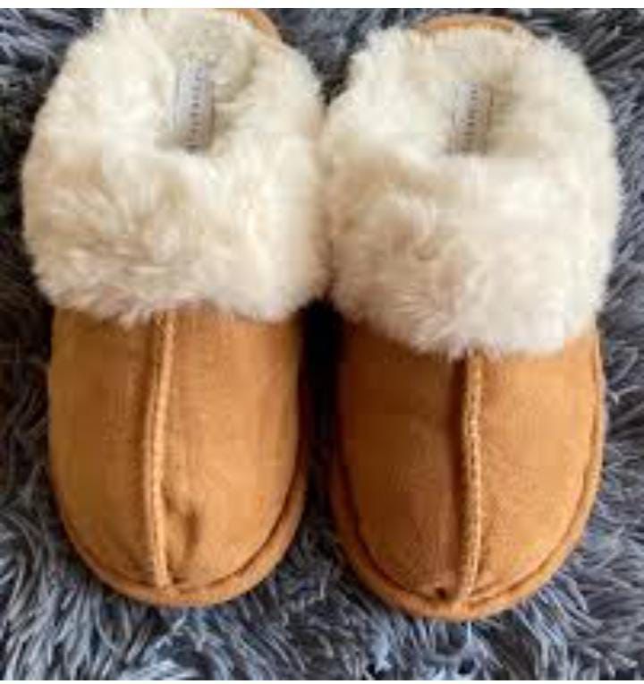 ⚡️😍CHIC AND COMFORTABLE 🥰🫠Indoor Comfortable Fluffy Slippers , Super Soft , Non Slipperly ,They are of  high quality indoor shoes are very good to keep ones legs from cold in the house , Size 40 -