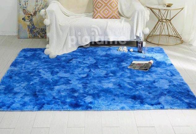 🥰🥰Fluffy plain and patched carpet size 7*8 @This woolen shag rug in cotton Fluffy material and a thick surface is the ideal carpet for your home that will give you value for your money. It is very s