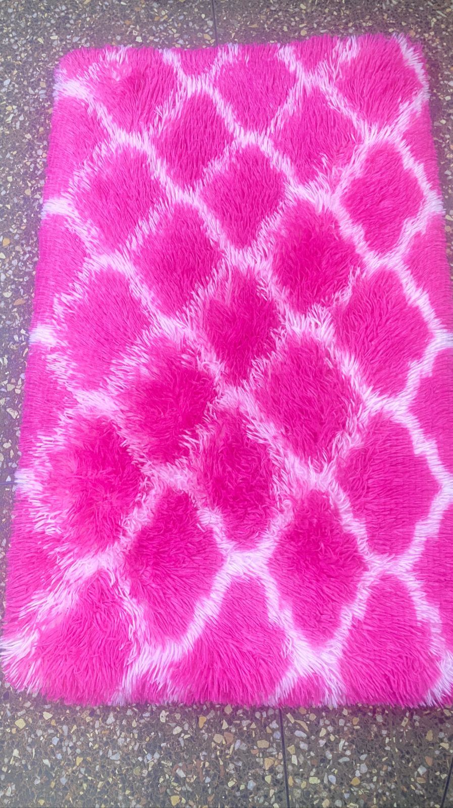 🥰🥰Fluffy plain and patched carpet size 7*8 @This woolen shag rug in cotton Fluffy material and a thick surface is the ideal carpet for your home that will give you value for your money. It is very s