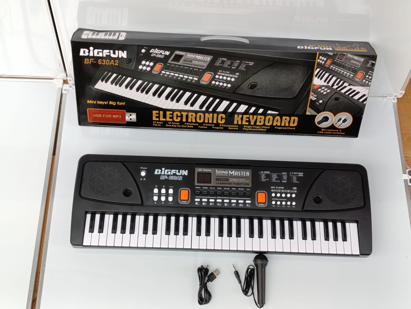 KEYBOARD. 61 Keys Digital Electronic Keyboard-Perfect Gift For Kids, Electric and battery operated. Improves skills and coordination, develop children's brain awareness, learn music.