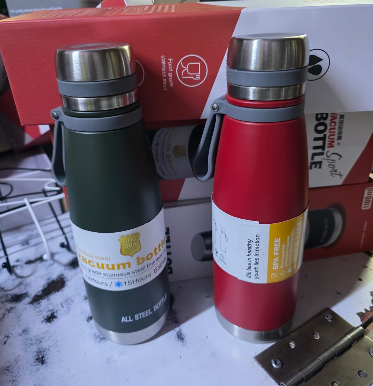 VACUUM FLASK. 650ml simple vacuum bottle, Dishwasher safe, Easy to clean, Microwave safe, Can keep hot for up to 6 hours, Portable