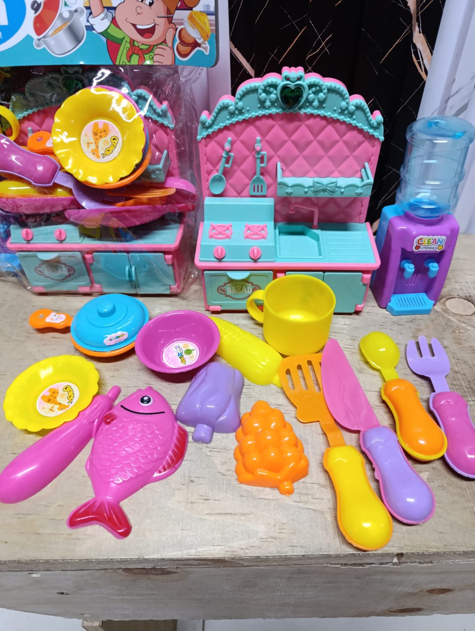KITCHEN SET. Kids pretend kitchen set, creative role-playing with a compact size, Lightweight and portable, it comes in a multi-color mix, packed in a PVC bag. Ideal birthday gift