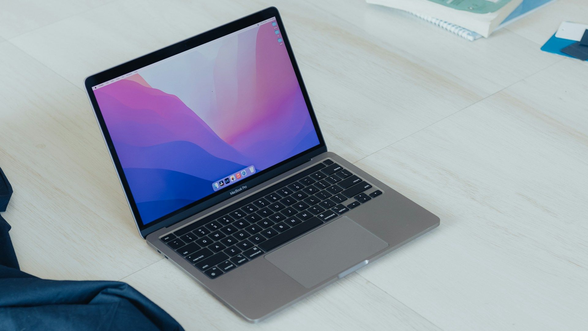 Macbook Pro A2141 2019 Core i9 2.4ghz 32GB ram,1TB SSD,4GB AMD 5500m Radeon, Touch Bar 16" Retina display