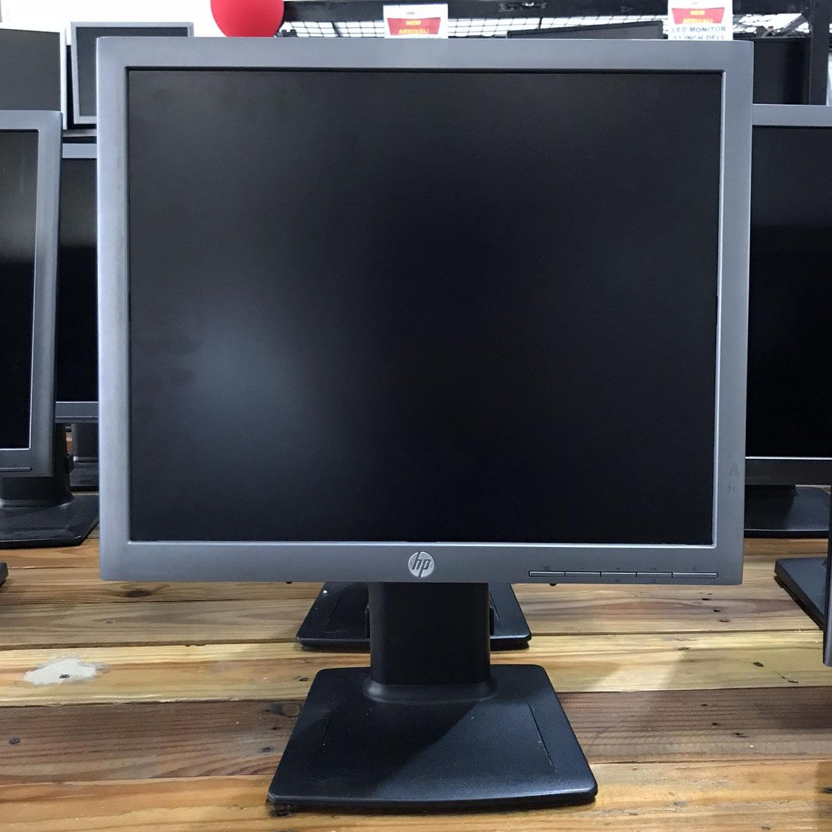 HP 19-INCH SCREEN LED-LIT MONITOR