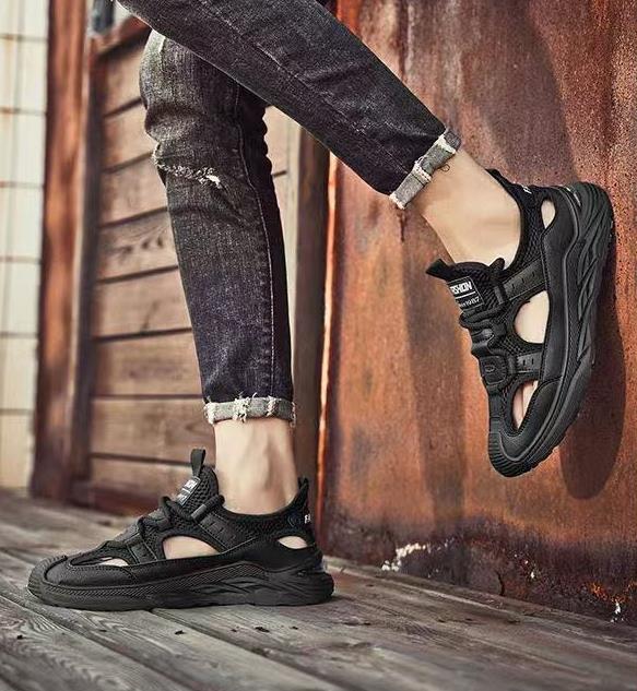 Sandals for men, lightweight and breathable casual sports shoes, outdoor hollow hole shoes, comfortable sandals for wearing outside with a toe cap, men's sandals