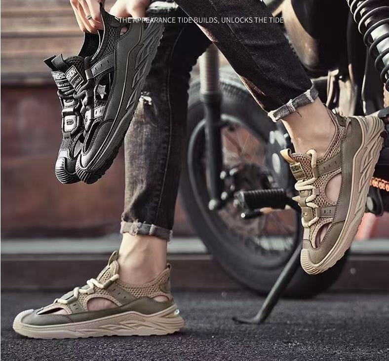 Sandals for men, lightweight and breathable casual sports shoes, outdoor hollow hole shoes, comfortable sandals for wearing outside with a toe cap, men's sandals