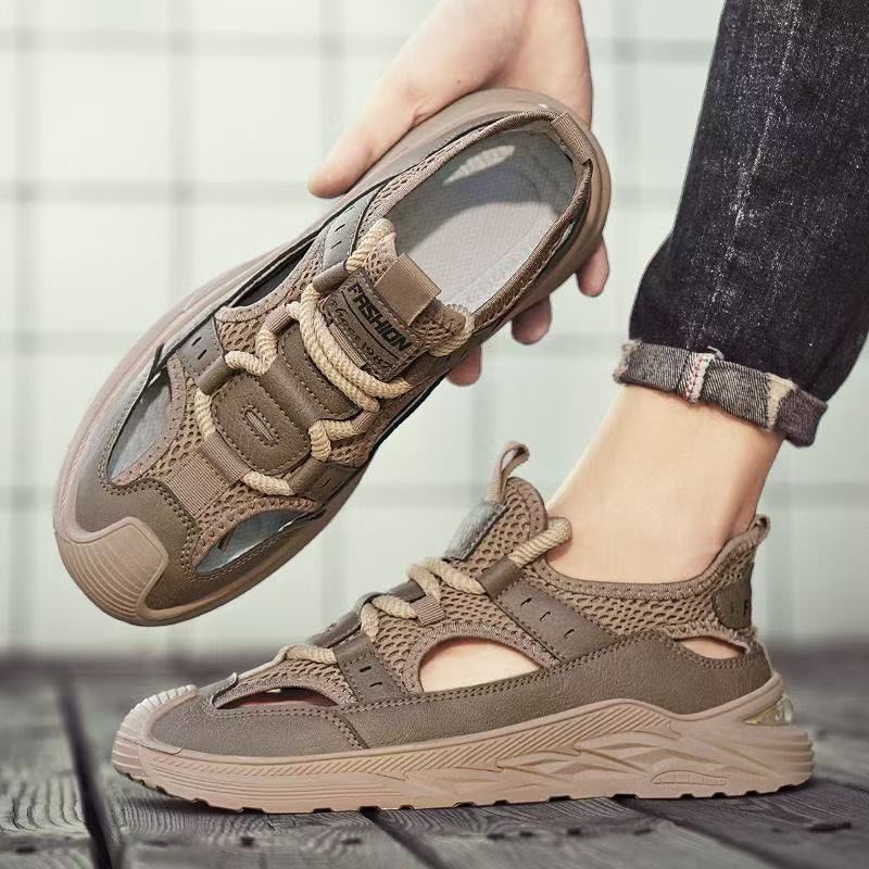 Sandals for men, lightweight and breathable casual sports shoes, outdoor hollow hole shoes, comfortable sandals for wearing outside with a toe cap, men's sandals