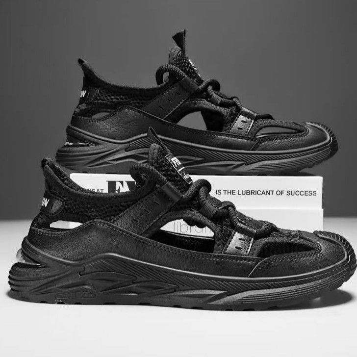 Sandals for men, lightweight and breathable casual sports shoes, outdoor hollow hole shoes, comfortable sandals for wearing outside with a toe cap, men's sandals