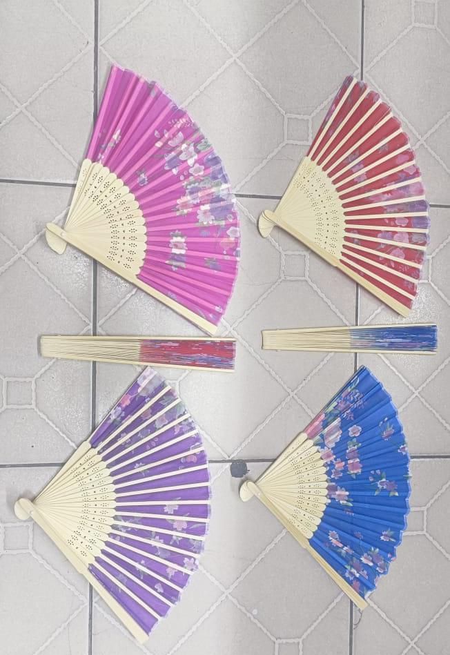 6 Pcs Folding Handheld Wooden Fans, The decorative bamboo hand fan suitable for various occasion, perfect for wedding, birthday party ,bridal shower, concerts, theatre or photo shoots.
