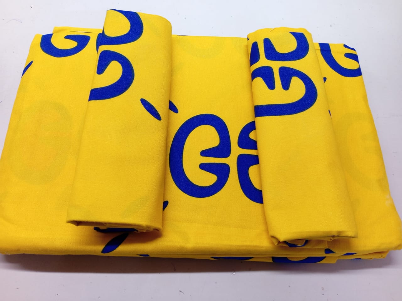 [ GRAB IT AT LOW PRICE+ 🔔 TRENDING OFFER 🔔 🤩✨ !!!]  4Pcs Size [ 5 X 6 ft -6inches] Brand new Stylish and Luxurious ✨2 pcs bedsheets ✨2 pcs pillow cases .Designed With Durability and Functionality👌