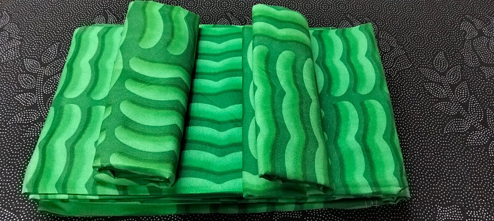 [ GRAB IT AT LOW PRICE+ 🔔 TRENDING OFFER 🔔 🤩✨ !!!]  4Pcs Size [ 5 X 6 ft -6inches] Brand new Stylish and Luxurious ✨2 pcs bedsheets ✨2 pcs pillow cases .Designed With Durability and Functionality👌