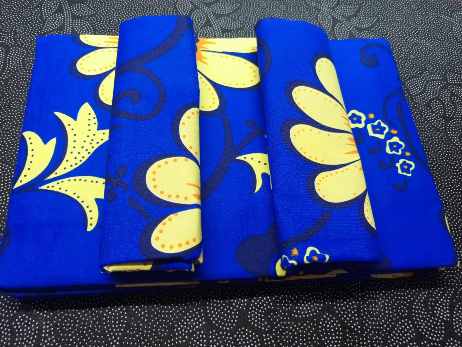 [ GRAB IT AT LOW PRICE+ 🔔 TRENDING OFFER 🔔 🤩✨ !!!]  4Pcs Size [ 5 X 6 ft -6inches] Brand new Stylish and Luxurious ✨2 pcs bedsheets ✨2 pcs pillow cases .Designed With Durability and Functionality👌