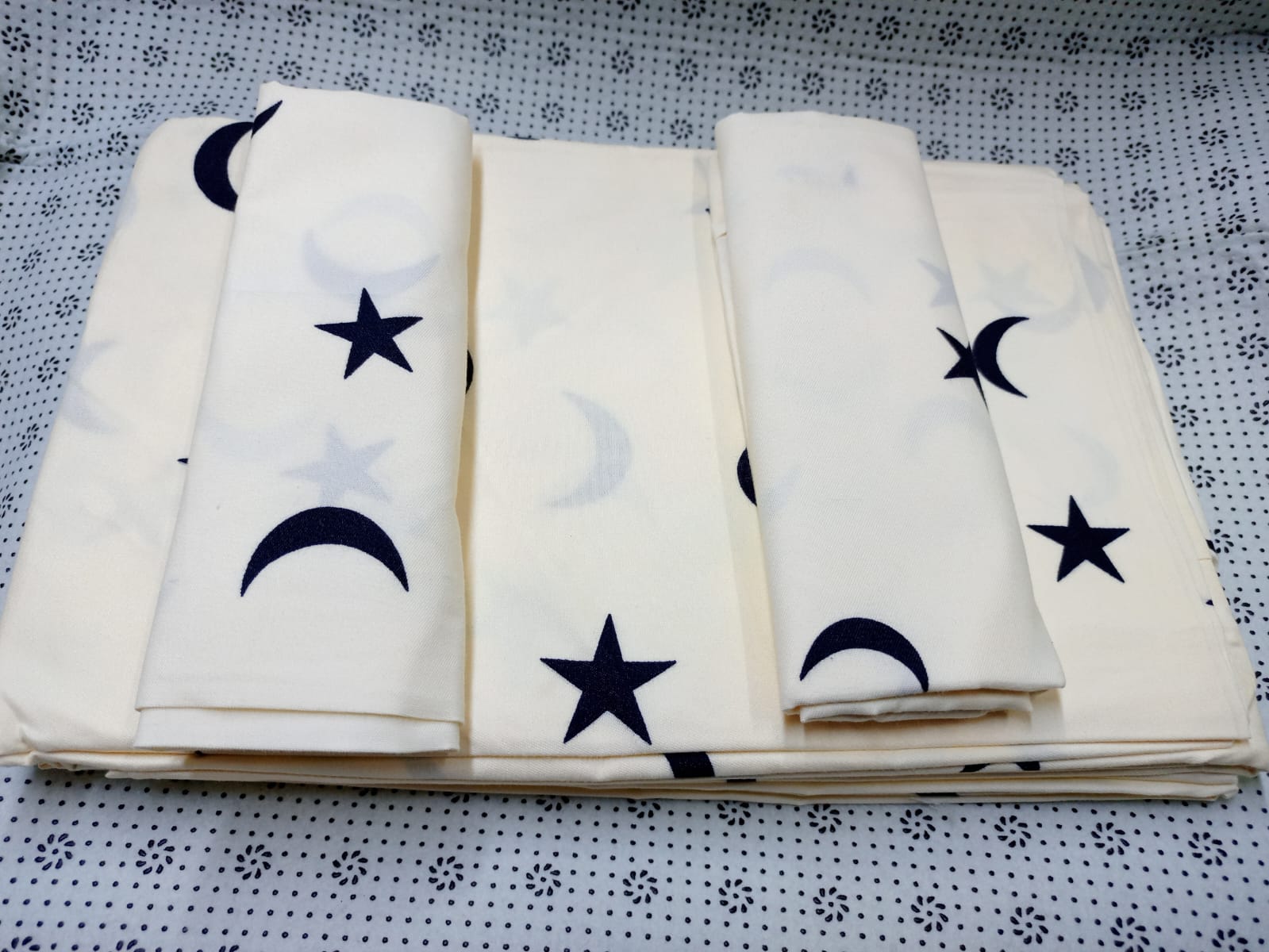 [ GRAB IT AT LOW PRICE+ ⭐ SEASONAL OFFER ⭐ 🤩✨ !!!] -  4Pcs Size [ 5 X 6 ft -6inches] Brand new Stylish and Luxurious ✨2 pcs bedsheets ✨2 pcs pillow cases .Designed With Durability and Functionality👌