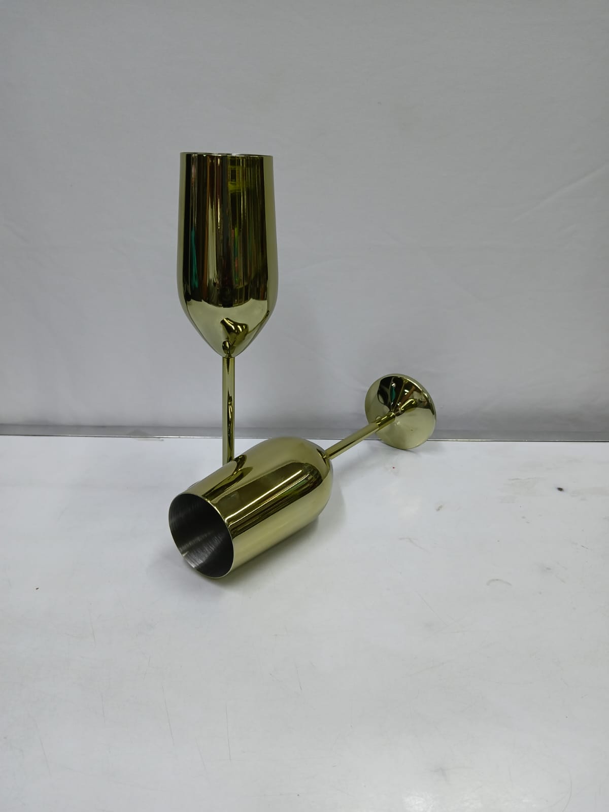 2Pcs Gold Stainless Steel Wine Glasses Elegant Durable Kitchen Dining Goblets with 270ml Capacity for Home, Parties, Restaurants, and Gifting