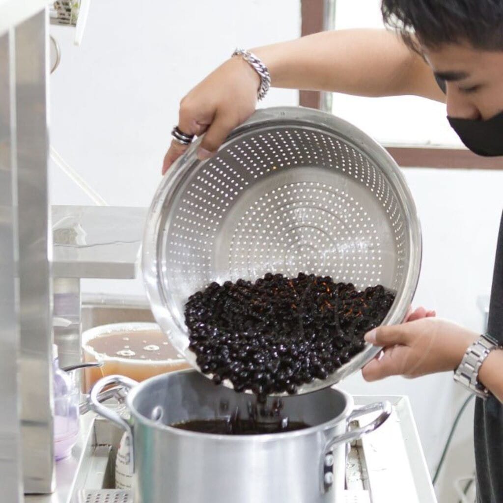 Stainless Steel Vegetable Washing Sieve Basin – 32cm Small Hole Wash Tray for Quick Draining, Multipurpose Kitchen Basket for Washing Rice, Vegetables, and Fruits