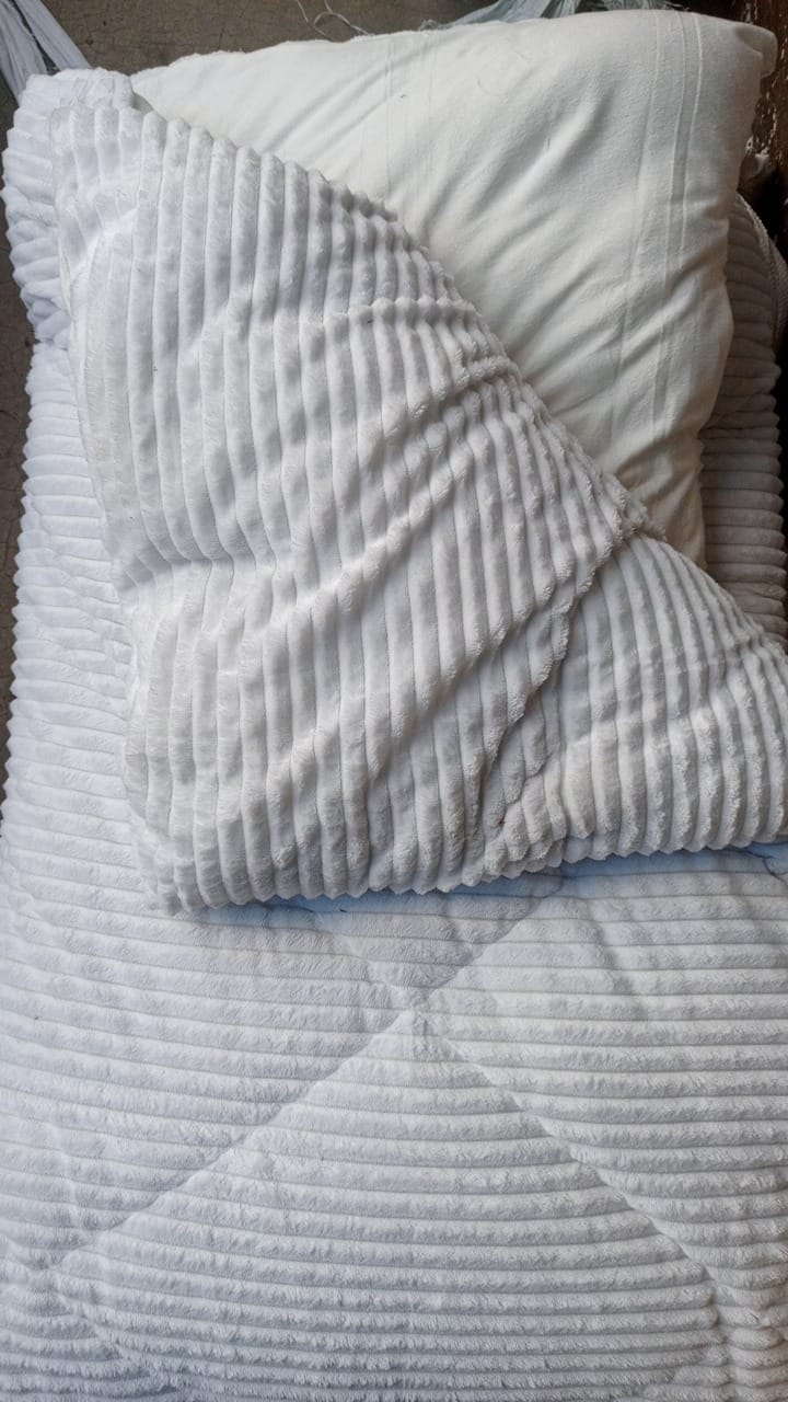 Single Woolen Velvet Duvet – Size 6x7 Cozy and Warm Winter Bedding with No Bedsheets, Pillowcases, or Packaging Included for Simple and Direct Use