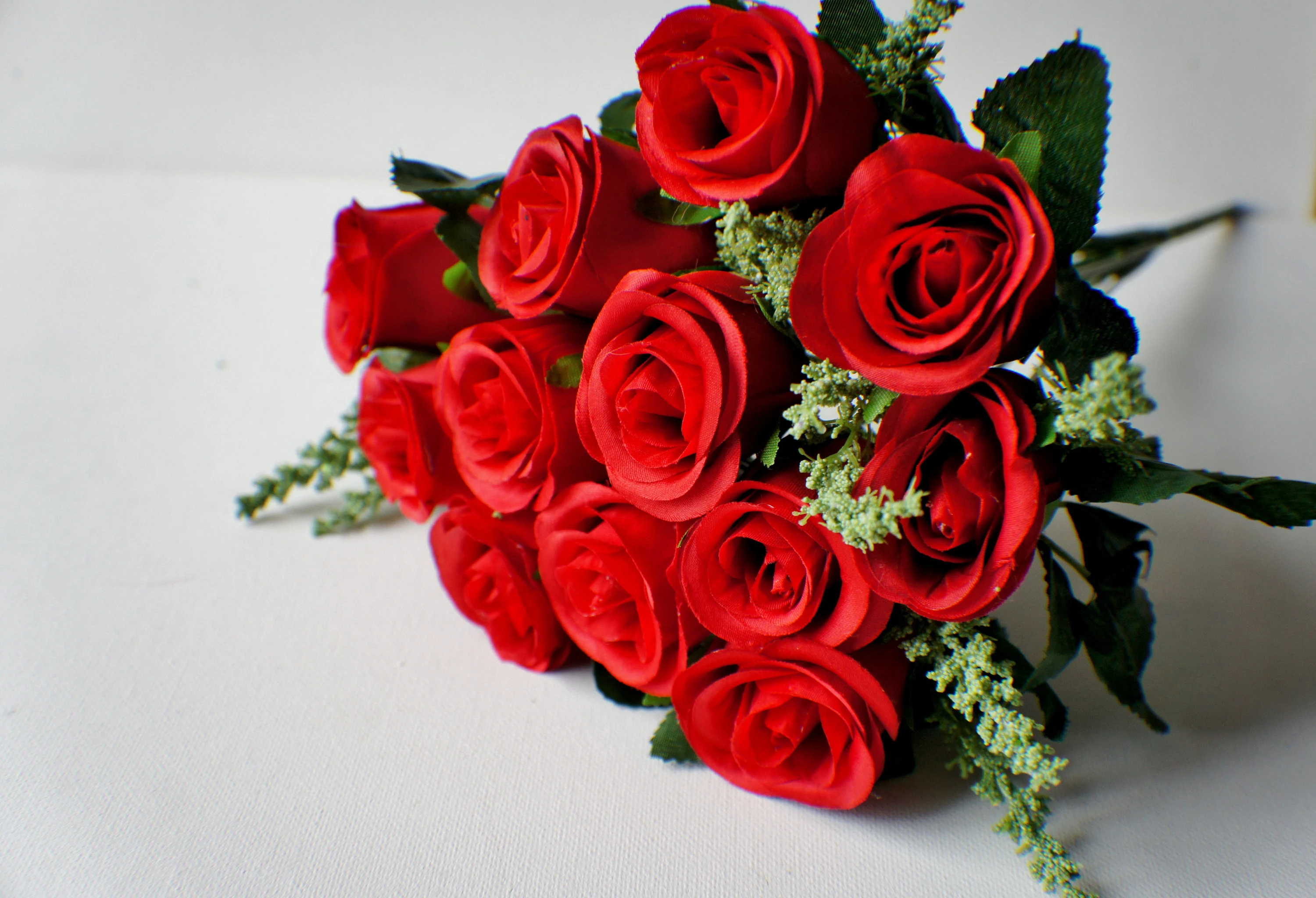ARTIFICIAL OPEN PETAL ROSES WITH 12 PETALS 💐✨ ADD ROMANTIC CHARM TO YOUR HAPPY SPACE—PERFECT FOR HOME, OFFICE, OR EVENTS. NO VASE NEEDED, JUST LASTING BEAUTY AND EFFORTLESS ELEGANCE!