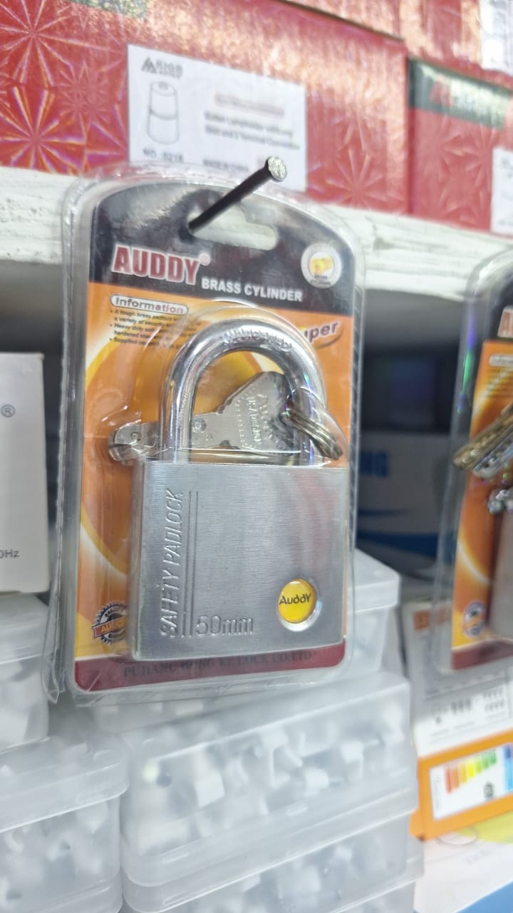 AUDDY BRASS CYLINDER PADLOCK 50MM A TOUGH BRASS PADLOCK SUITABLE FOR A VARIETY OF SECURITY APPLICATIONS