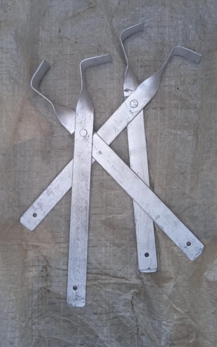 sufuria holder 2pcs one goes round sufuria and the other one holds aside of sufuria. helps you while stirring food or cooking Ugali. ni need of burning your fingers. so effective and doesn't get heat.