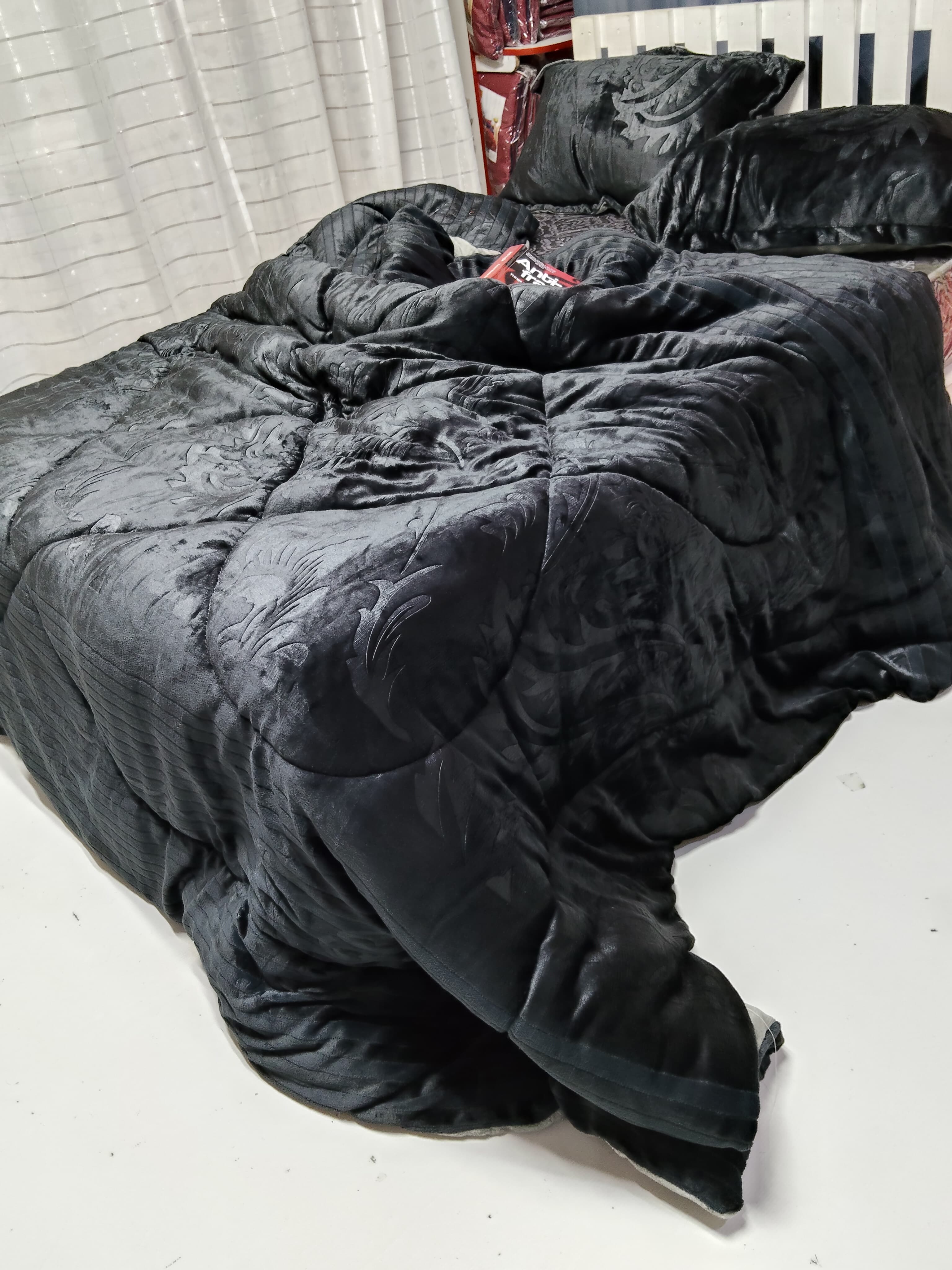 [EXPERIENCE LUXURY FOR LESS🔥 🥑🌽ONLY AT KILIMALL !!! ] 4 Pc Size 6X7ft Brand New Very High Quality Indian Silk duvets with 2 Pillowcases and 1 Bedsheet .Desiring To Serve The Best Experience.