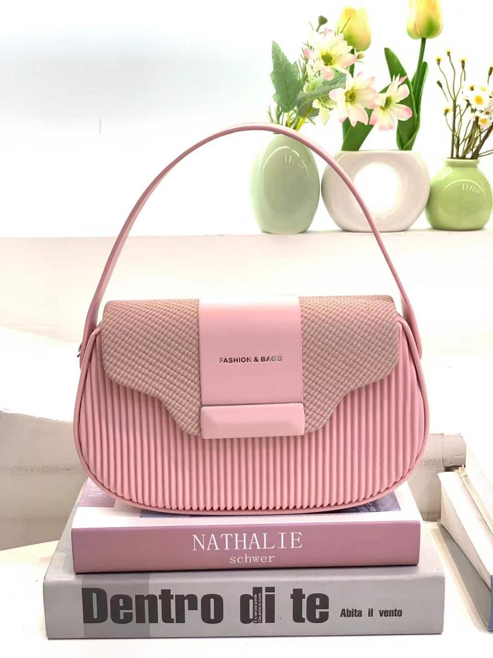 [ TRAVEL IN STYLE 🤩🤩✨ !!1 pc Classy Very High Quality Stylish and Luxurious Exclusive Ladies Handbag .Perfect For Keeping All Your Neccesities Well Organised and Safe With The Best Experience✔