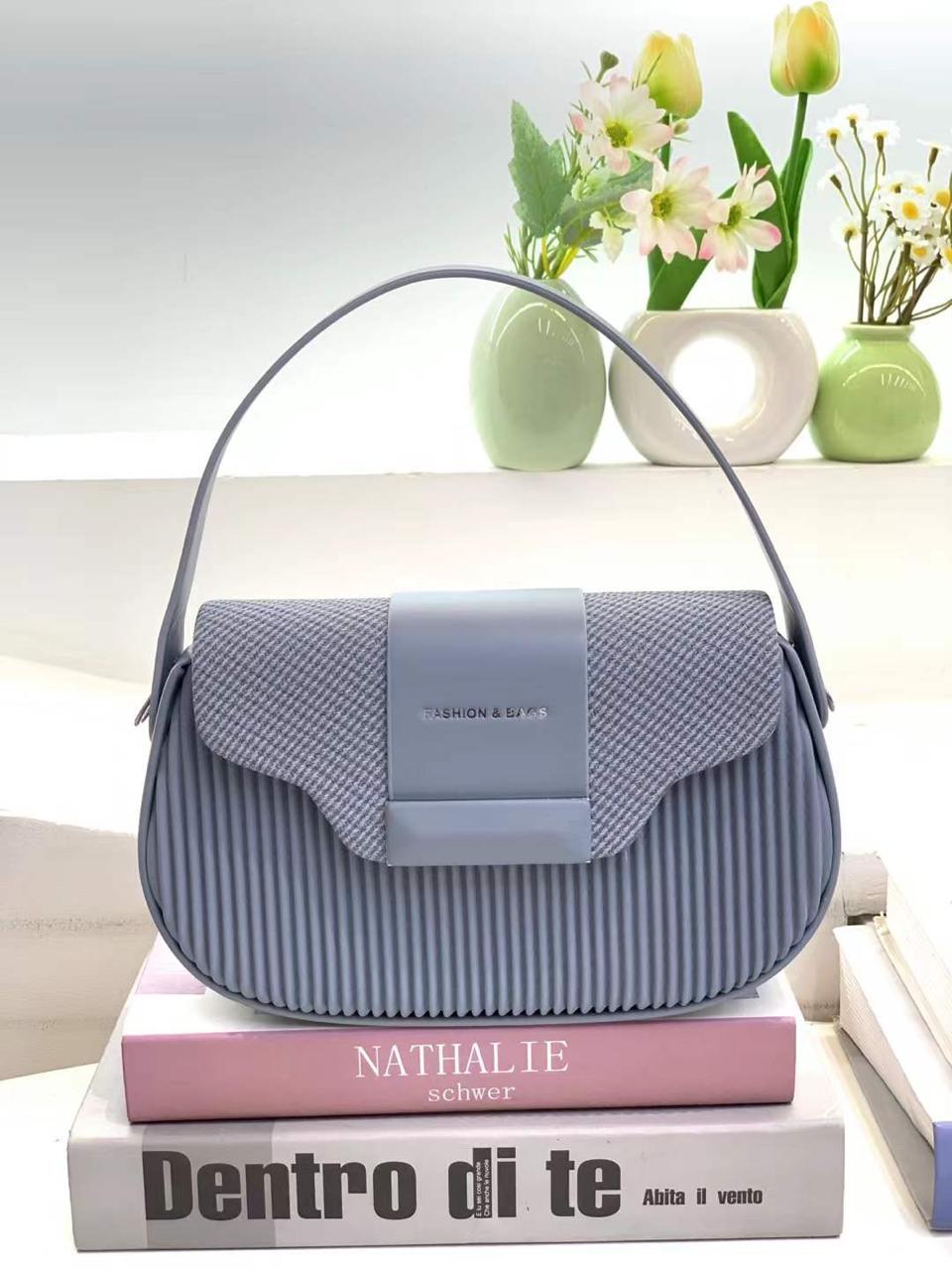 [ TRAVEL IN STYLE 🤩🤩✨ !!1 pc Classy Very High Quality Stylish and Luxurious Exclusive Ladies Handbag .Perfect For Keeping All Your Neccesities Well Organised and Safe With The Best Experience✔