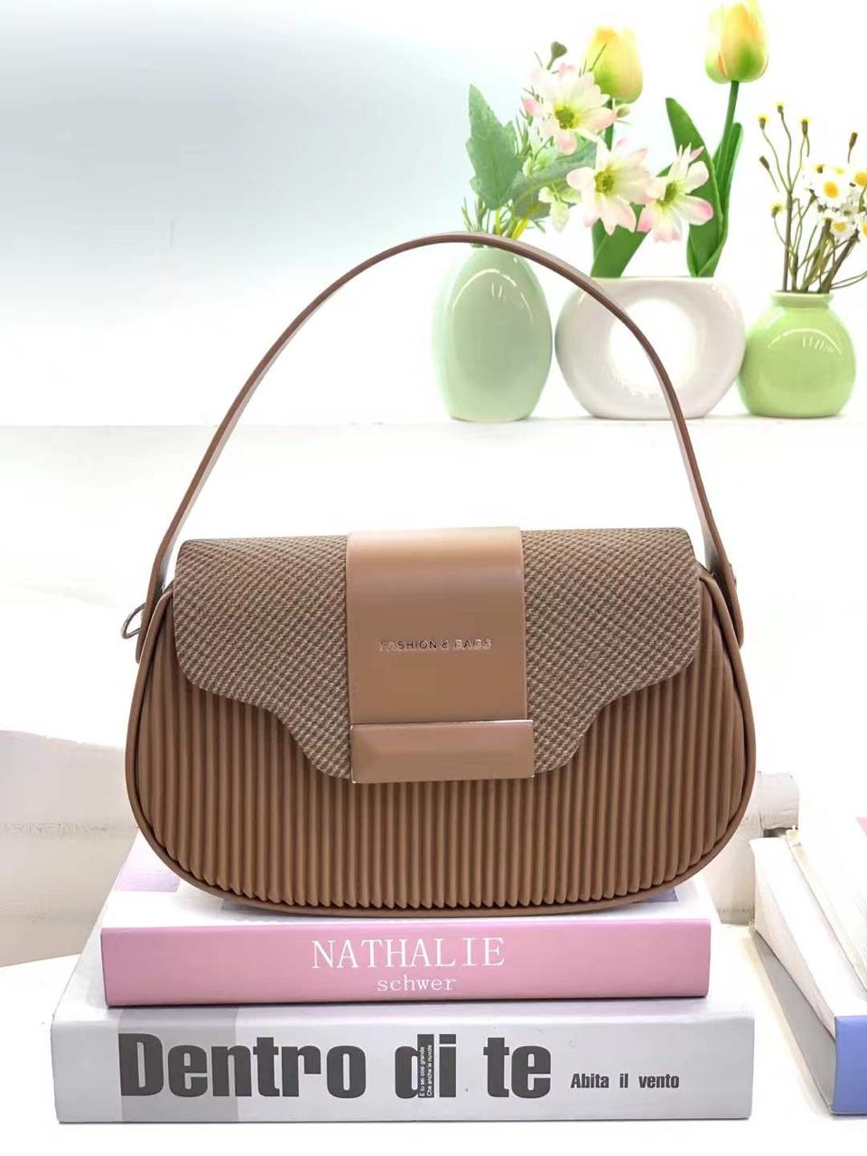 [ TRAVEL IN STYLE 🤩🤩✨ !!1 pc Classy Very High Quality Stylish and Luxurious Exclusive Ladies Handbag .Perfect For Keeping All Your Neccesities Well Organised and Safe With The Best Experience✔