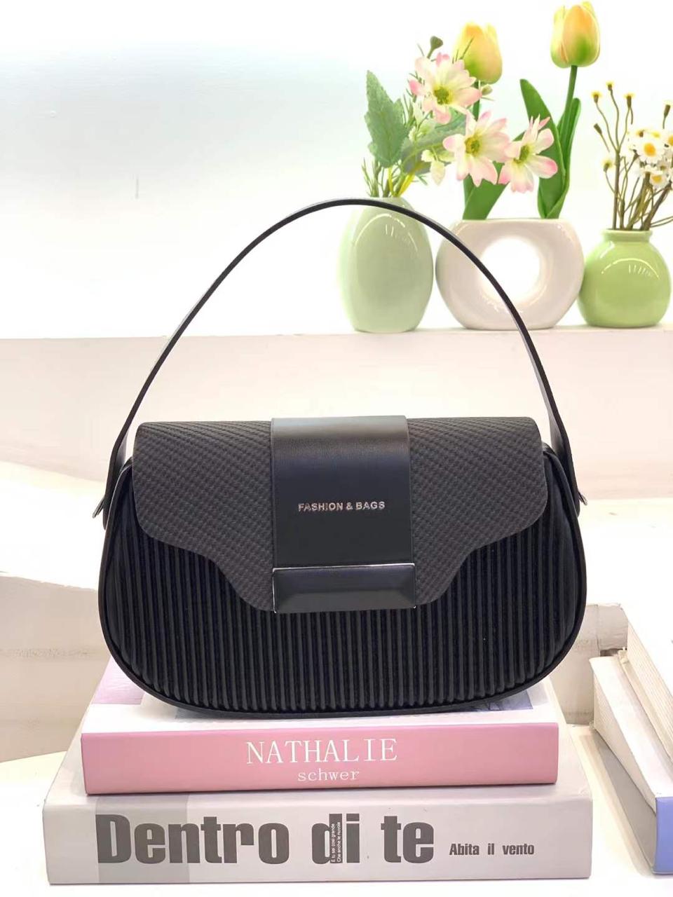 [ TRAVEL IN STYLE 🤩🤩✨ !!1 pc Classy Very High Quality Stylish and Luxurious Exclusive Ladies Handbag .Perfect For Keeping All Your Neccesities Well Organised and Safe With The Best Experience✔