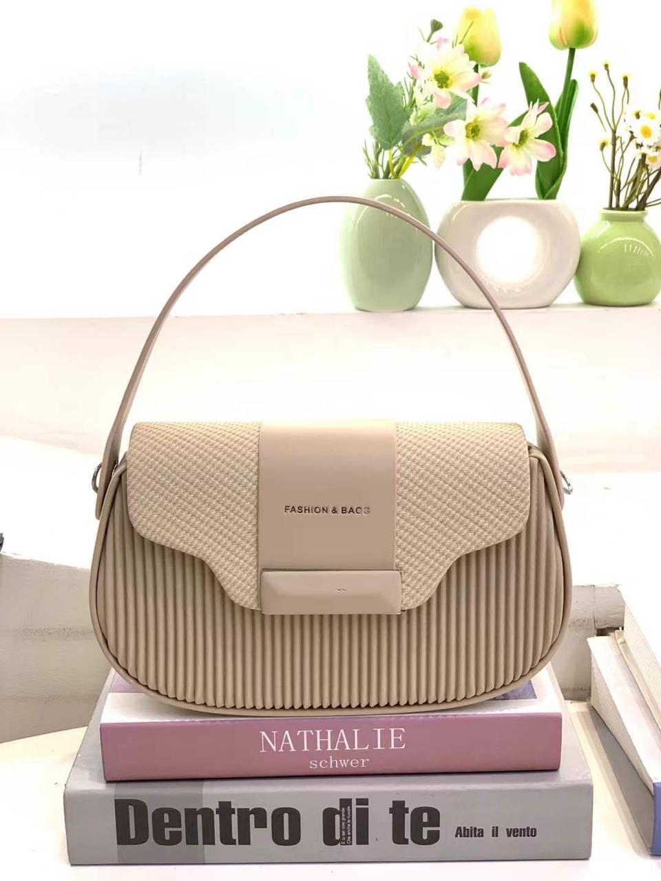 [ TRAVEL IN STYLE 🤩🤩✨ !!1 pc Classy Very High Quality Stylish and Luxurious Exclusive Ladies Handbag .Perfect For Keeping All Your Neccesities Well Organised and Safe With The Best Experience✔