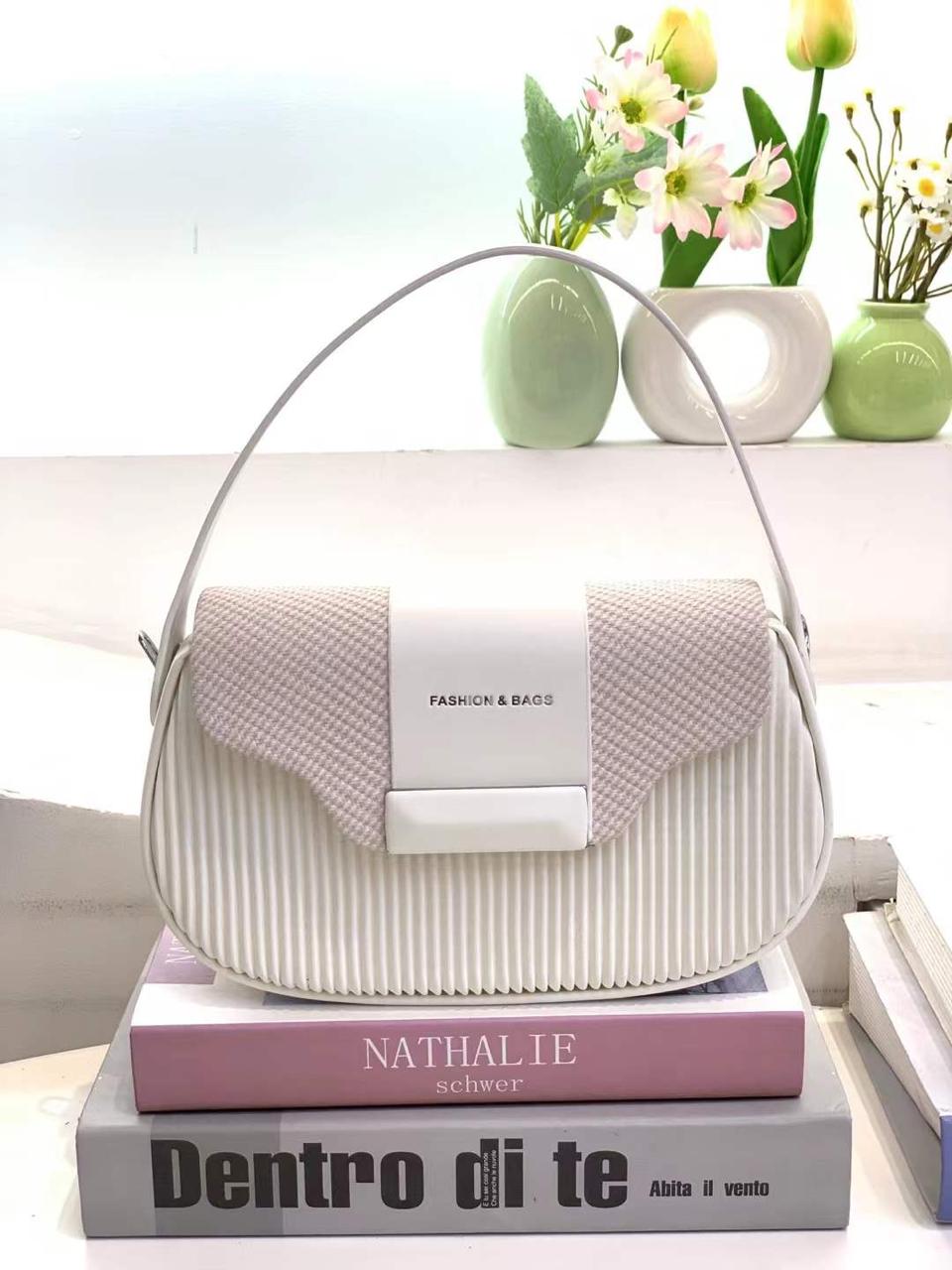 [ TRAVEL IN STYLE 🤩🤩✨ !!1 pc Classy Very High Quality Stylish and Luxurious Exclusive Ladies Handbag .Perfect For Keeping All Your Neccesities Well Organised and Safe With The Best Experience✔