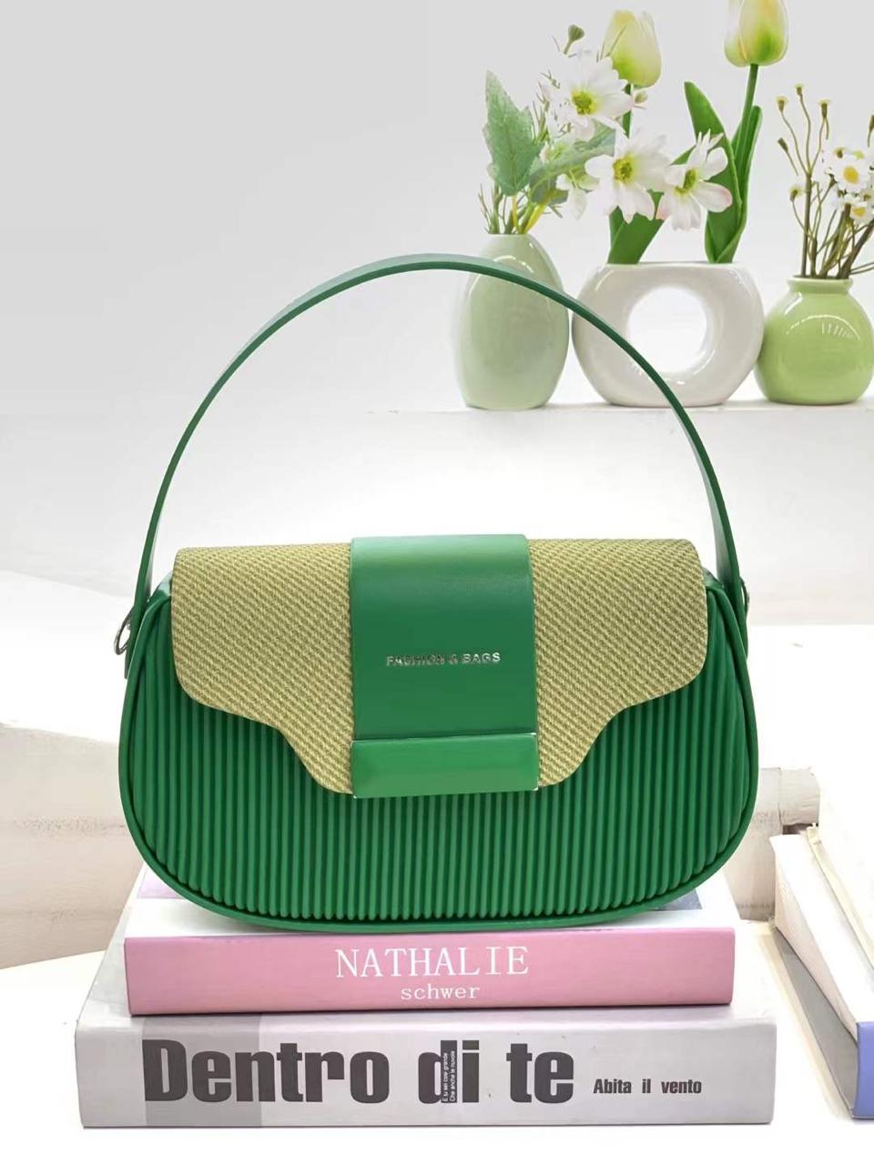 [ TRAVEL IN STYLE 🤩🤩✨ !!1 pc Classy Very High Quality Stylish and Luxurious Exclusive Ladies Handbag .Perfect For Keeping All Your Neccesities Well Organised and Safe With The Best Experience✔