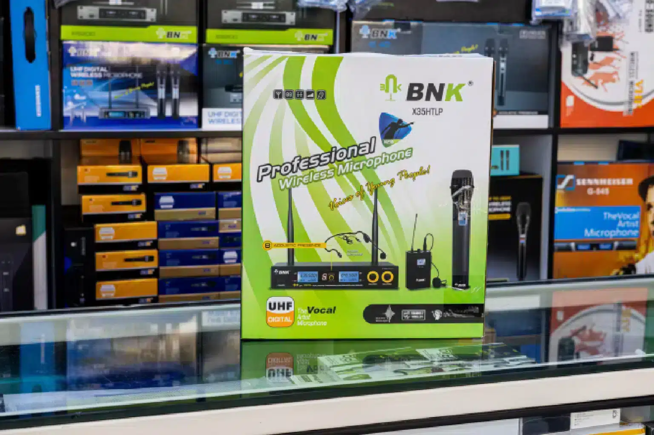 BNK 3-in-1 Wireless Microphone System – Handheld, Lavalier & Headset Mics in One Package - The BNK 3-in-1 Wireless Microphone System is a versatile audio solution designed for churches, events, DJs.