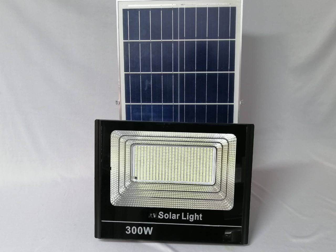 DP Light 300W IP67 Solar Floodlight –Ultra-Bright, All-Weather Outdoor Security Lighting. Experience maximum outdoor illumination with the DP Light 300W IP67 Solar Floodlight, engineered for expansive