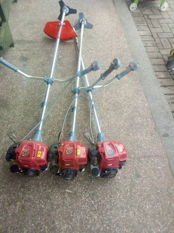 Premier PMBC-2 Brush Cutter – 2-Stroke Petrol-Powered Grass & Weed Trimmer. Tackle tough grass, thick weeds, and light brush with ease using the Premier PMBC-2 Brush Cutter.