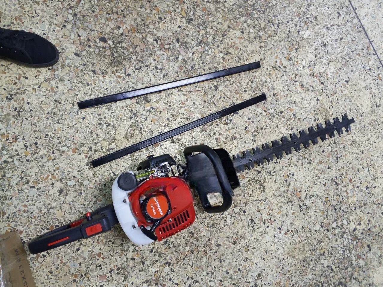Premier Petrol Hedge Trimmer – Powerful 2-Stroke Garden Tool for Fast, Precise Trimming. Tackle overgrown hedges and shrubs with ease using the Premier Petrol Hedge Trimmer, a heavy-duty garden tool