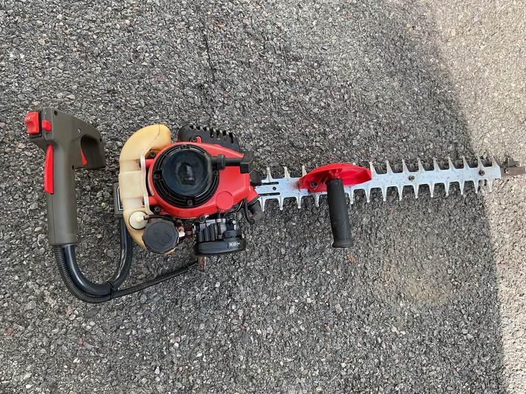 Premier Petrol Hedge Trimmer – Powerful 2-Stroke Garden Tool for Fast, Precise Trimming. Tackle overgrown hedges and shrubs with ease using the Premier Petrol Hedge Trimmer, a heavy-duty garden tool