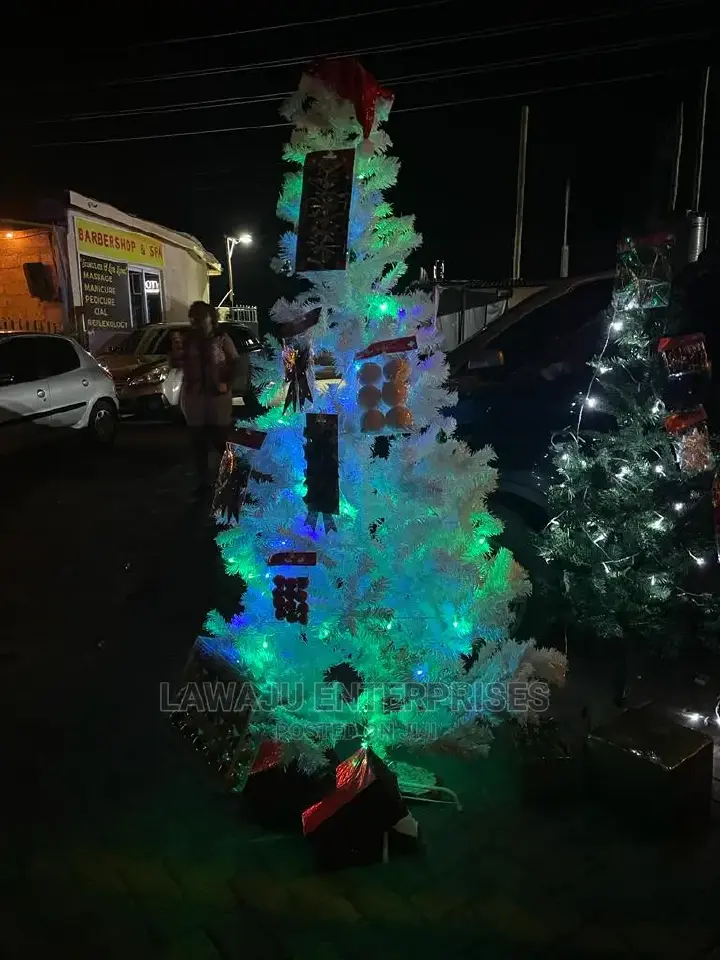 Premium 2.1m (7ft) Artificial Christmas Tree – Lush & Durable Holiday Decoration. Perfectly designed for homes, offices, hotels, and event spaces, this tree brings the joy and spirit of the holidays.