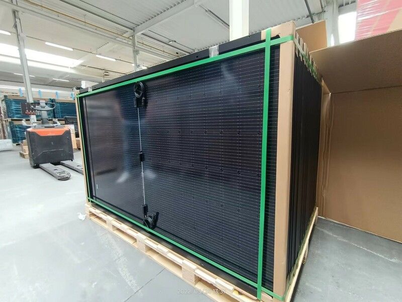 455W Monocrystalline Solar Panel – High Efficiency, All-Weather Performance. It provides consistent power output, even under low-light or challenging weather conditions.