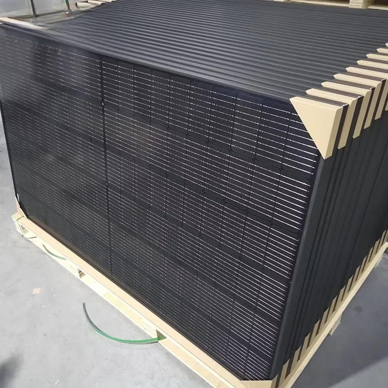 455W Monocrystalline Solar Panel – High Efficiency, All-Weather Performance. It provides consistent power output, even under low-light or challenging weather conditions.