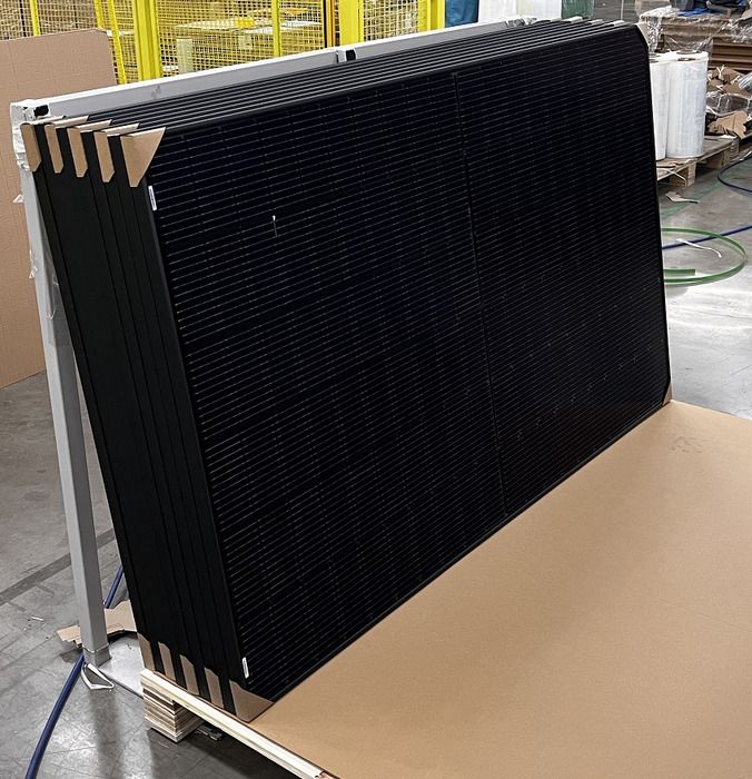 455W Monocrystalline Solar Panel – High Efficiency, All-Weather Performance. It provides consistent power output, even under low-light or challenging weather conditions.