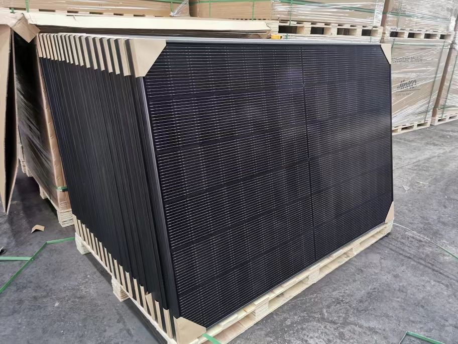 455W Monocrystalline Solar Panel – High Efficiency, All-Weather Performance. It provides consistent power output, even under low-light or challenging weather conditions.