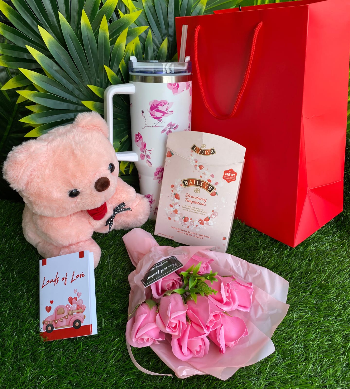 ❤️‍🔥❣️ FANCY VALENTINES LADIES GIFT SET ❤️‍🔥❣️it includes : Alcoholic chocolate 🍫 (Whisky and Baileys),🌹1 litre Stanley cup with straw ,🌹25cm Teddy bear ,🌹Preserved roses ,🌹Giftbag 🌹Gift card