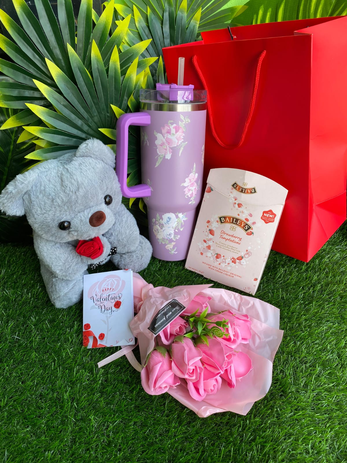 ❤️‍🔥❣️ FANCY VALENTINES LADIES GIFT SET ❤️‍🔥❣️it includes : Alcoholic chocolate 🍫 (Whisky and Baileys),🌹1 litre Stanley cup with straw ,🌹25cm Teddy bear ,🌹Preserved roses ,🌹Giftbag 🌹Gift card