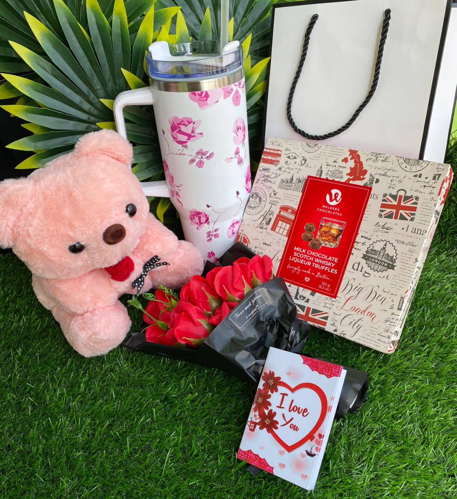 ❤️‍🔥❣️ FANCY VALENTINES LADIES GIFT SET ❤️‍🔥❣️it includes : Alcoholic chocolate 🍫 (Whisky and Baileys),🌹1 litre Stanley cup with straw ,🌹25cm Teddy bear ,🌹Preserved roses ,🌹Giftbag 🌹Gift card