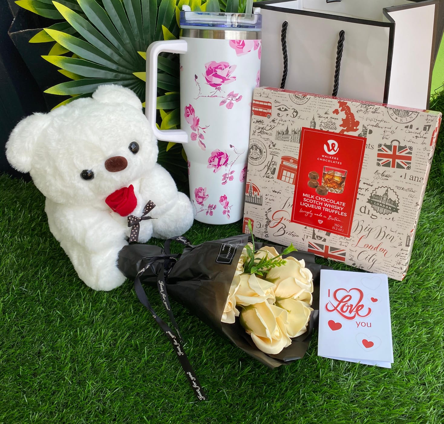❤️‍🔥❣️ FANCY VALENTINES LADIES GIFT SET ❤️‍🔥❣️it includes : Alcoholic chocolate 🍫 (Whisky and Baileys),🌹1 litre Stanley cup with straw ,🌹25cm Teddy bear ,🌹Preserved roses ,🌹Giftbag 🌹Gift card