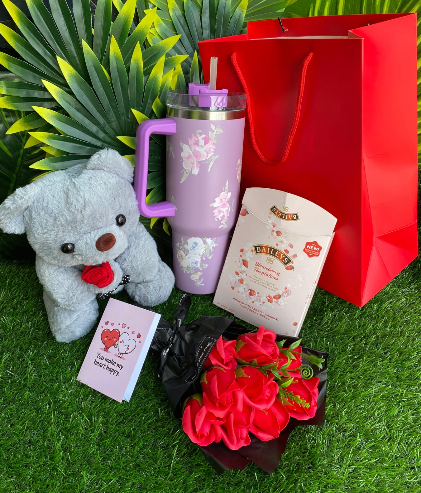 ❤️‍🔥❣️ FANCY VALENTINES LADIES GIFT SET ❤️‍🔥❣️it includes : Alcoholic chocolate 🍫 (Whisky and Baileys),🌹1 litre Stanley cup with straw ,🌹25cm Teddy bear ,🌹Preserved roses ,🌹Giftbag 🌹Gift card