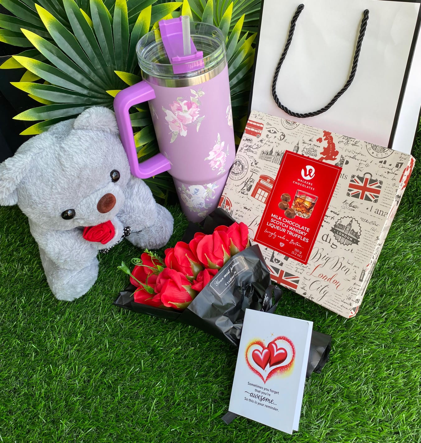 ❤️‍🔥❣️ FANCY VALENTINES LADIES GIFT SET ❤️‍🔥❣️it includes : Alcoholic chocolate 🍫 (Whisky and Baileys),🌹1 litre Stanley cup with straw ,🌹25cm Teddy bear ,🌹Preserved roses ,🌹Giftbag 🌹Gift card