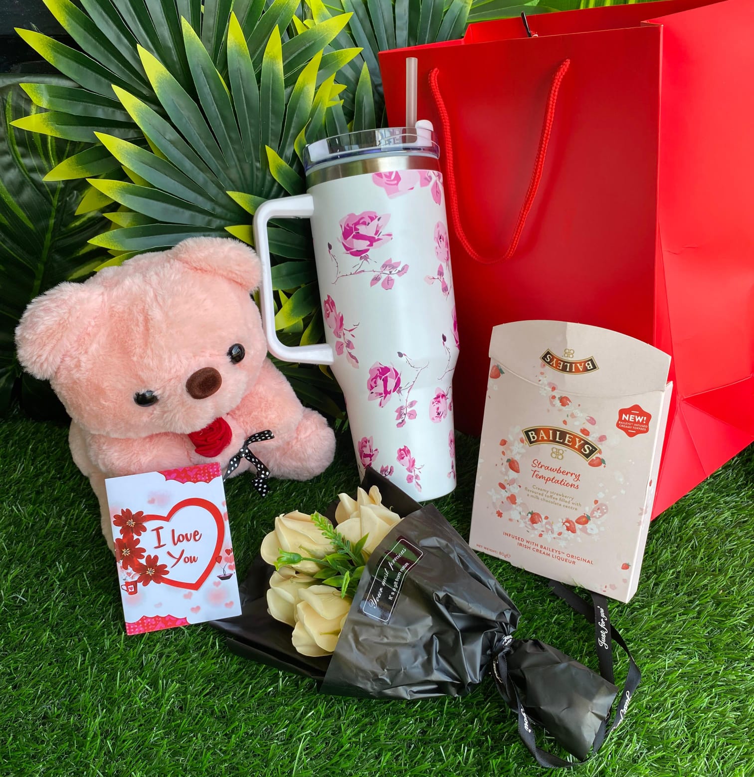 ❤️‍🔥❣️ FANCY VALENTINES LADIES GIFT SET ❤️‍🔥❣️it includes : Alcoholic chocolate 🍫 (Whisky and Baileys),🌹1 litre Stanley cup with straw ,🌹25cm Teddy bear ,🌹Preserved roses ,🌹Giftbag 🌹Gift card