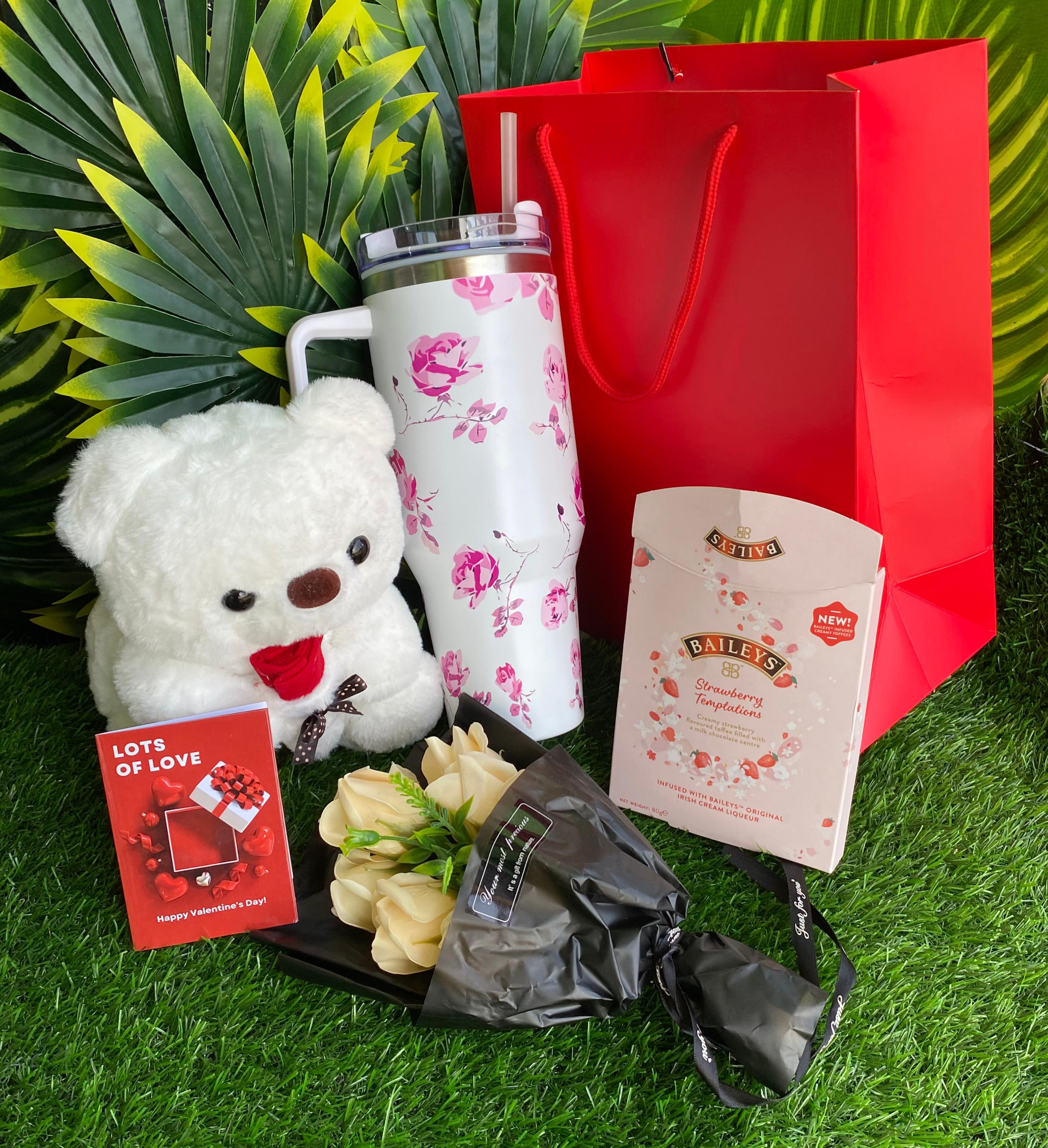 ❤️‍🔥❣️ FANCY VALENTINES LADIES GIFT SET ❤️‍🔥❣️it includes : Alcoholic chocolate 🍫 (Whisky and Baileys),🌹1 litre Stanley cup with straw ,🌹25cm Teddy bear ,🌹Preserved roses ,🌹Giftbag 🌹Gift card