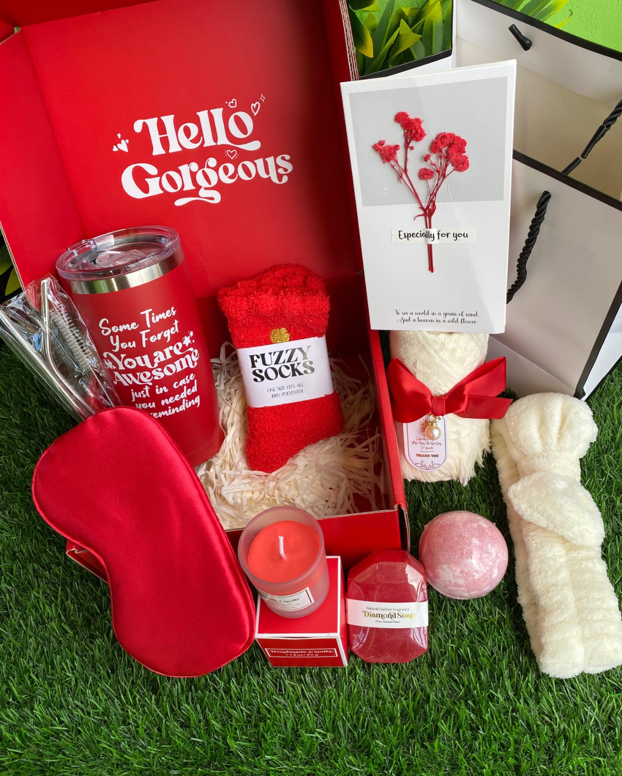 ❤️❣️ VALENTINES GIFT SET ❣️❤️ 🌹20oz Insulated mug,🌹2 straws and cleaning brush ,🌹Gift towel,🌹Silk eye mask,🌹Fussy socks ,🌹Scented candles ,🌹100g bath bomb,🌹Diamond soap,🌹Headband and Gift ba